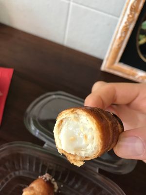 cannoli with cream at Vegamore in Milan