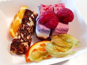 Raw cake vanilla raspberry and snikkers at Resi Lecker in Dusseldorf