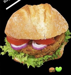 Falafel-Burger mit einer Art Hummus-Creme, Zwiebeln, Tomaten & Mayo. Auch ohne Zwiebeln bestellbar.  at Backhaus Licht in Balgheim