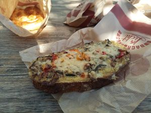 Brotscheibe mit Grillgemüse und veganem Käse überbacken at Backhaus Licht in Balgheim