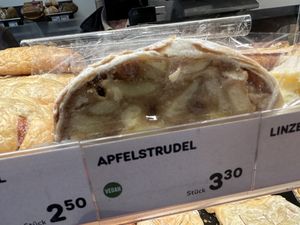 apple strudel  at Anker - Schwedenpl  in Vienna