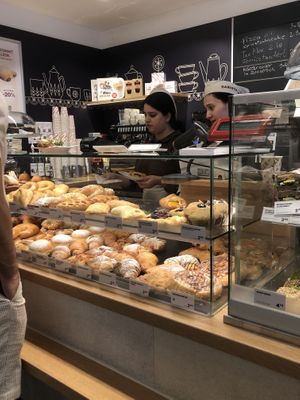 tienen algunas pastas veganas muy buenas😍, yo me pedí una de manzana (tipo applestruddel) y estaba riquísima!   at Anker - Schwedenpl  in Vienna