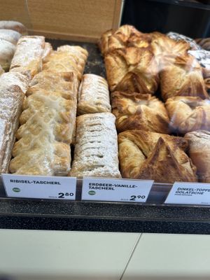 Erdbeer Vanille Tascherl 2,90€  at Anker - Mariahilfer 126 in Vienna