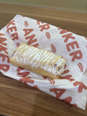 Erdbeer-Vanille-Tascherl (Strawberry-Vanilla-Pastry)  at Anker - Hauptbahnhof in Vienna