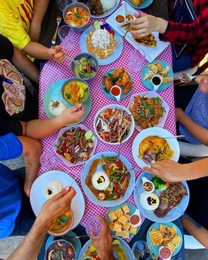 lots of food at Wawa Thai Food in Oakland