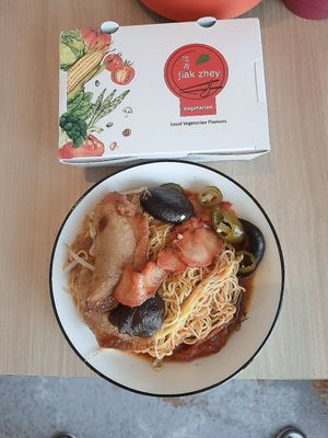 打包了一包云吞面，不错，吃的云吞面。 at Jiak Zhey - UE Bizhub East in East Singapore