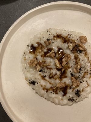 Fondo ridotto di topinambur, polvere di porro bruciato e noci  at Altatto in Milan