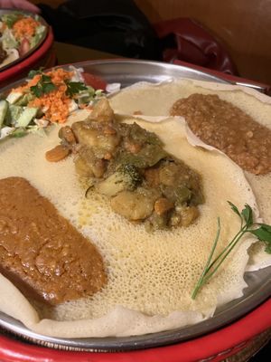 Gemischte vegane Platte (Timtimo, Shiro, Alicha) auf Injera  at Savanna in Reutlingen