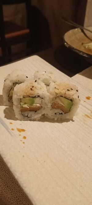 Uramaki con avocado e salmone vegano at Shoku in Treviso