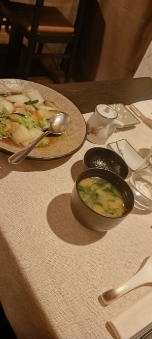 Verdure con latte di cocco e curry verde, zuppa di miso at Shoku in Treviso