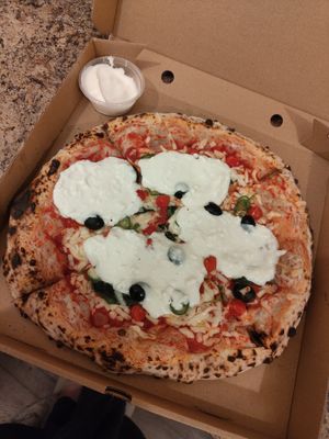 Vegan pizza with fresh chillis, olives, roquito peppers, garlic and julienne bruno superstraccia cheese 🍕🌶️🧄🫒🫑🧀 at Up North Pizza Co in South Shields