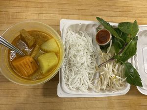 Tofu curry with vermicelli noodles at UnPhogettable in North Bend