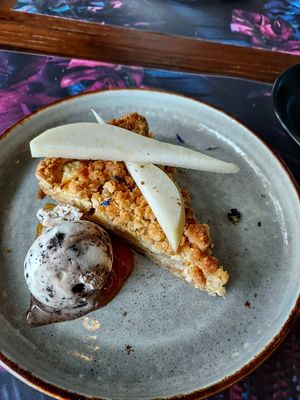 Appelgebak met Oreo’s ijs  at Restaurant MAAS in Rotterdam