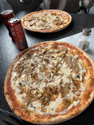 Vegan Kebap pizza  at Tre Vänner Pizzeria in Oskarshamn