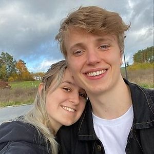 Das sind wir, Amelie und Kajetan. Wir haben die Tübinger Backstube gegründet, weil es für uns nichts wohligeres gibt, als der warme Duft von frischem Bananenbrot. at Tübinger Backstube in Tubingen