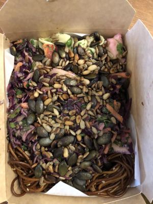 Mysterysalat Nummer Drei, Krautsalat x2, NYC Nudeln und Nüsse/Körner-Topping. Die 800g Version.  at Stella in Berlin