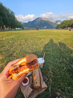 Burger meal deal for 13 euro at Copper Branch in Annecy
