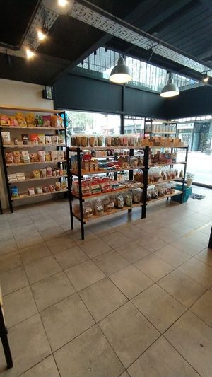 * Te en hebras
* Stevia
* Matcha
* Chocolates
* Creckers
* Galletitas dulces/ saladas con y sin tacc
* Barritas de cereales
* Pochoclos
* Alfajores con y sin tacc 
* Grisines at Nirvana in Rosario