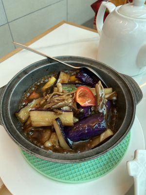 Eggplant and porcini in clay pot with Thai basil   at Heartful Veggie 從心素食 in New Territories