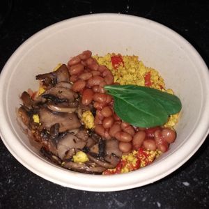Vegan scrambled tofu with mushrooms and beans  at Bordje Gezond in Sint-niklaas
