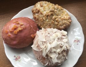 Pączki i jagodzianka at Baja Wegańska Cukiernia in Warsaw