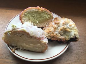 Pączki i jagodzianka - w środku  at Baja Wegańska Cukiernia in Warsaw