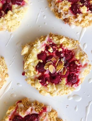 Raspberry bun with almonds and pastry cream at Baja Wegańska Cukiernia in Warsaw