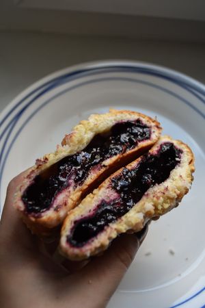 Blueberry bun at Baja Wegańska Cukiernia in Warsaw