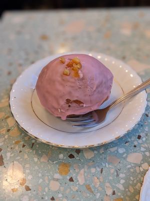 Pistachio paczek at Baja Wegańska Cukiernia in Warsaw