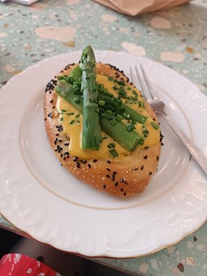 Tofu and asparagus at Baja Wegańska Cukiernia in Warsaw