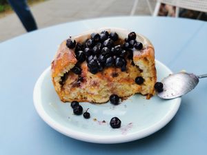 Creamy filled blueberry tartlet at Baja Wegańska Cukiernia in Warsaw