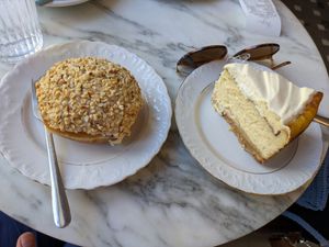 Pączek Monte i sernik baskijski at Baja Wegańska Cukiernia in Warsaw