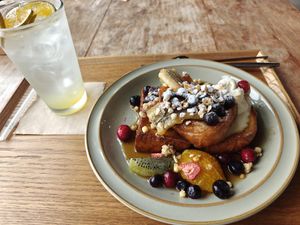 French toast met vers fruit at Tropical Hideaway Cafe in Jeju