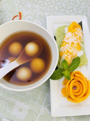 Bualoy and mango sticky rice desserts  at Yaowarat in Toronto