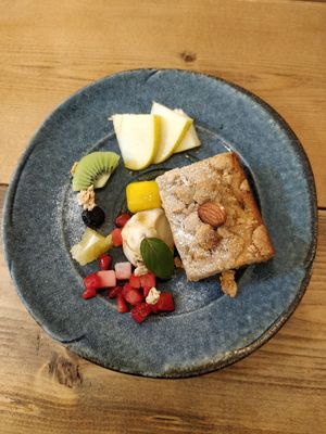 Crumble aux pommes qui est plus un cake qu'un crumble... at Cafe Ren - Nakagyo in Kyoto