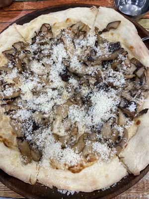 Mushroom pizza at Think Vegan in Seoul