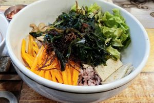 Seaweed Bibimbap 해초비빔밥 - close-up at Think Vegan in Seoul