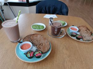 Vegan breakfast with smoothie and hot chocolate at Cafe Cactus in Jerez