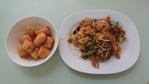 Spring rolls & kway teow  at Tien Sin - Si Wiang in Bangkok