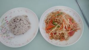 steamed rice with coconut milk spiced green papaya salad with peanut - hot! at Tien Sin - Si Wiang in Bangkok