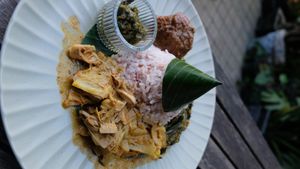 The Nasi Padang has a distinctive flavor, even though it's plant-based. The other dishes on the menu are equally delicious. at Soedirman Coffee & Eatery in Bandung