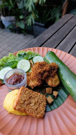 I tried Nasi Timbel Kalasan and it is super tasty! The plant-based chicken tastes just like real chicken, plus the crispy tempe and spicy sambal are on point 👌🏻 at Soedirman Coffee & Eatery in Bandung