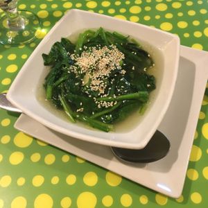 sopa de sesamo y espinacas at Loving Hut in Madrid