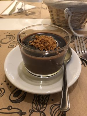 Postre de chocolate at Loving Hut in Madrid