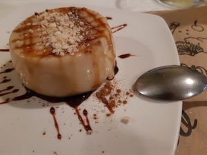 Menu of the day / weekends / dinner / dessert / crême caramel at Loving Hut in Madrid