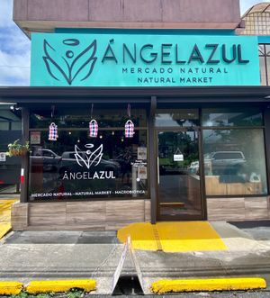Estamos creciendo, continuamos siendo la macrobiótica del pueblo pero 
también estamos integrando nuevas líneas para todos ustedes. Abierto desde 1996 at Ángel Azul Mercado Natural in La Fortuna