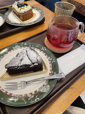 Chocolate cake with fruit tea at Marbre Vegan in Tokyo