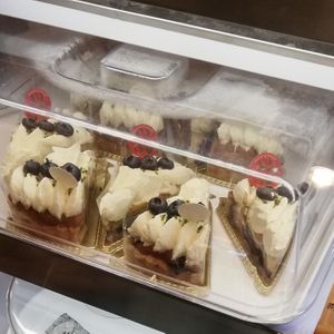 Blueberry cake at Marbre Vegan in Tokyo