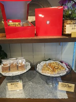 Cookie and biscotti at Marbre Vegan in Tokyo