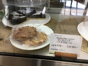 Gluten-free cookies at Marbre Vegan in Tokyo